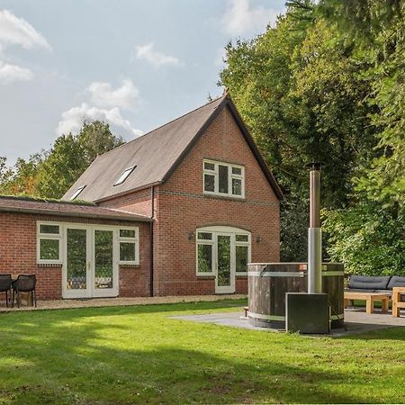 Beautiful English Villa With Hottub Zuidwolde  エクステリア 写真