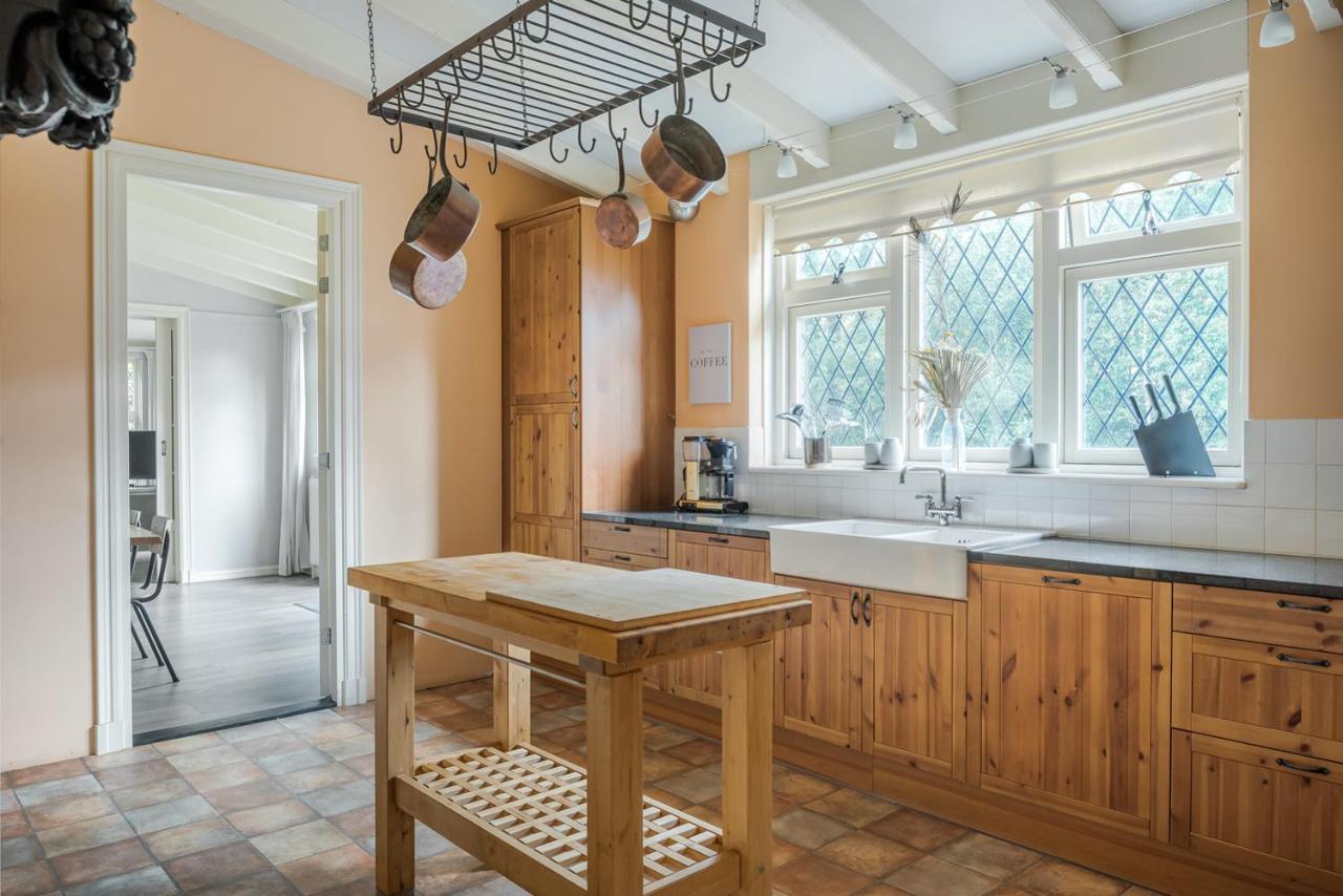 Beautiful English Villa With Hottub Zuidwolde  エクステリア 写真
