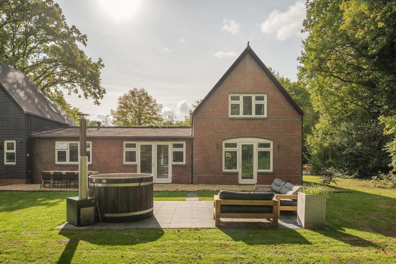 Beautiful English Villa With Hottub Zuidwolde  エクステリア 写真