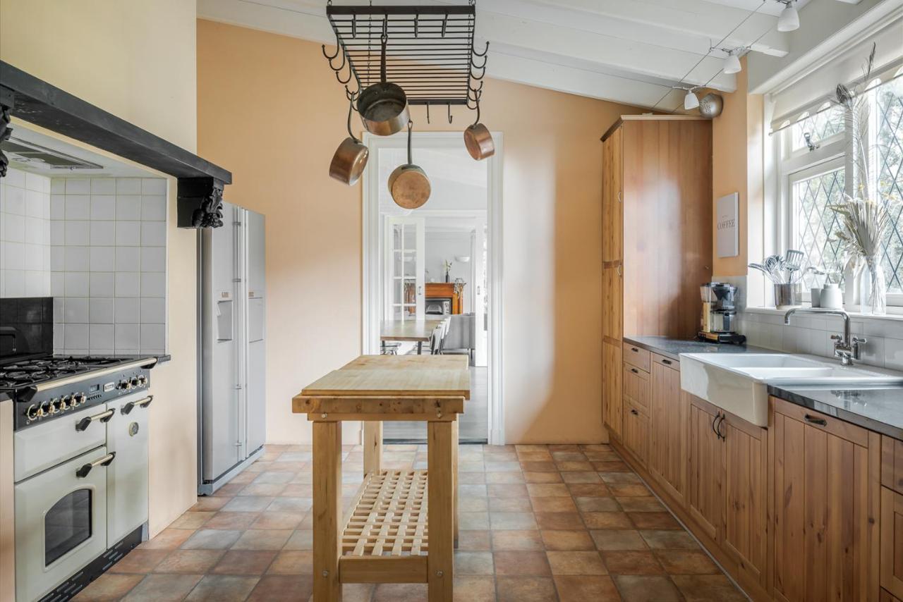 Beautiful English Villa With Hottub Zuidwolde  エクステリア 写真