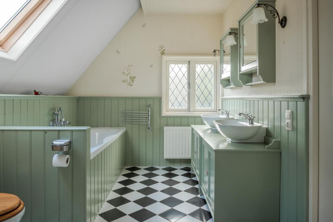 Beautiful English Villa With Hottub Zuidwolde  エクステリア 写真