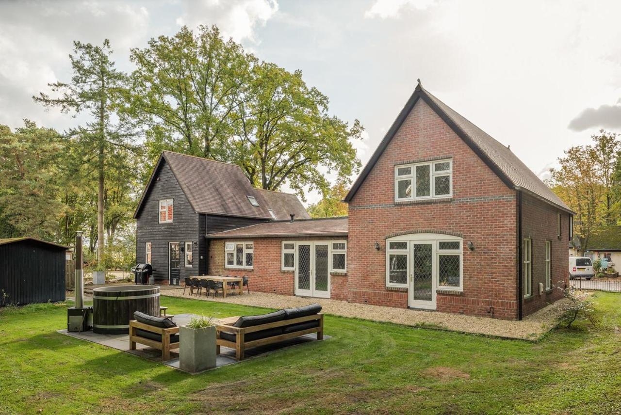 Beautiful English Villa With Hottub Zuidwolde  エクステリア 写真