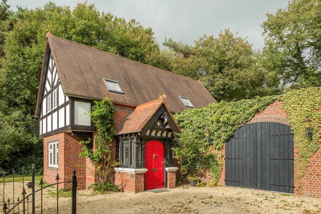 Beautiful English Villa With Hottub Zuidwolde  エクステリア 写真