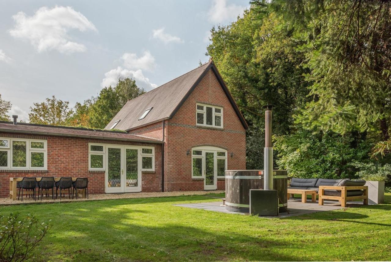 Beautiful English Villa With Hottub Zuidwolde  エクステリア 写真